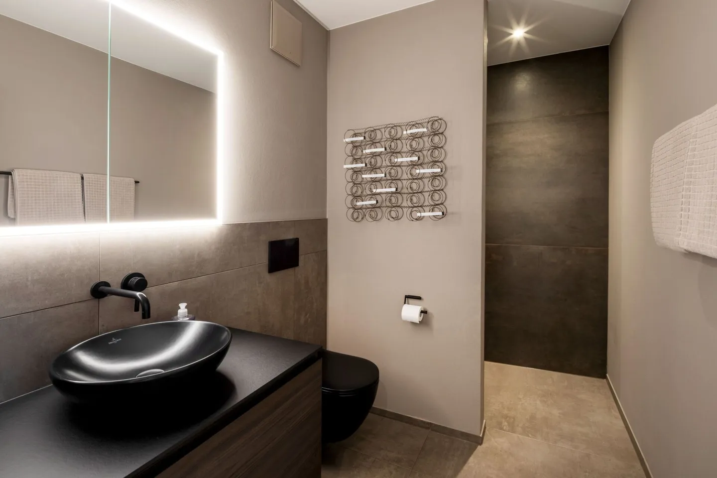 Exclusive Living Oasis - Living with Style and Views - Photo 10 of 16