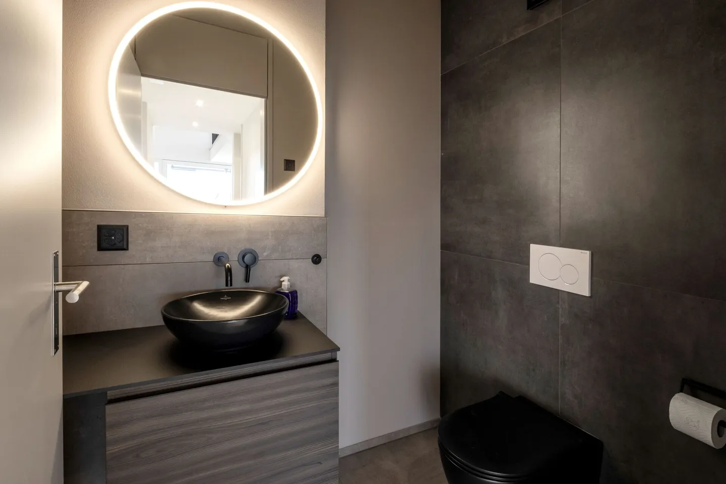 Exclusive Living Oasis - Living with Style and Views - Photo 11 of 16