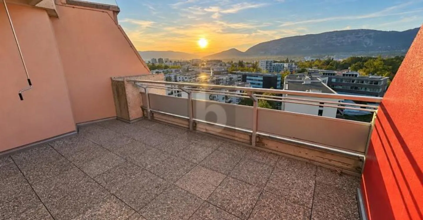SPAZIOSO CON UNA VISTA MAGNIFICA - Foto 1 di 6
