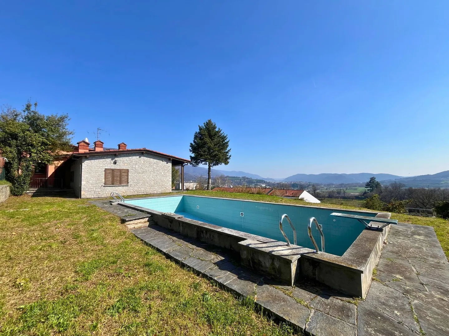 Prachtvolles Zweifamilienhaus mit Pool und freier Sicht – Besazio - Foto 2 von 18