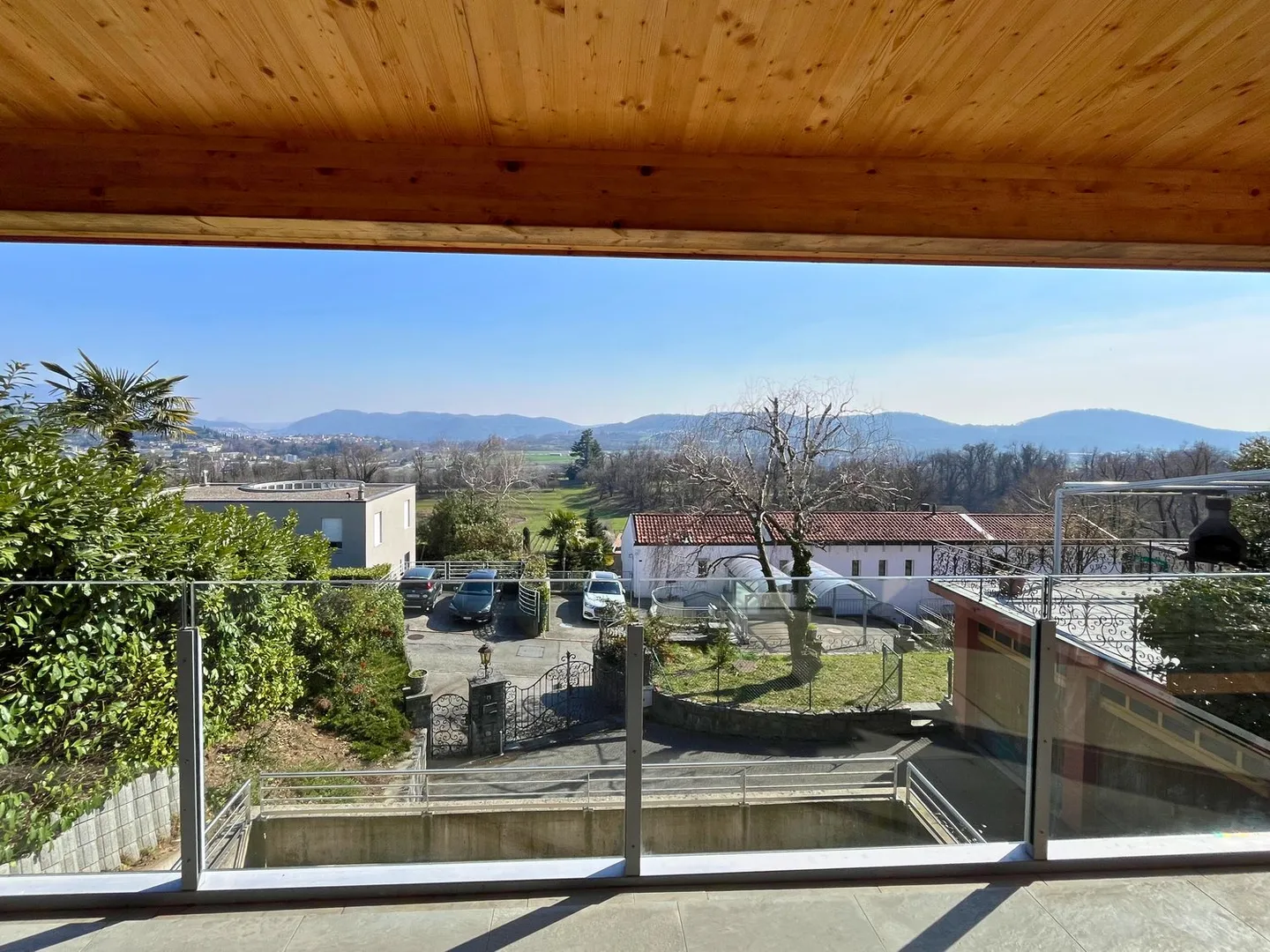 Prachtvolles Zweifamilienhaus mit Pool und freier Sicht – Besazio - Foto 10 von 18