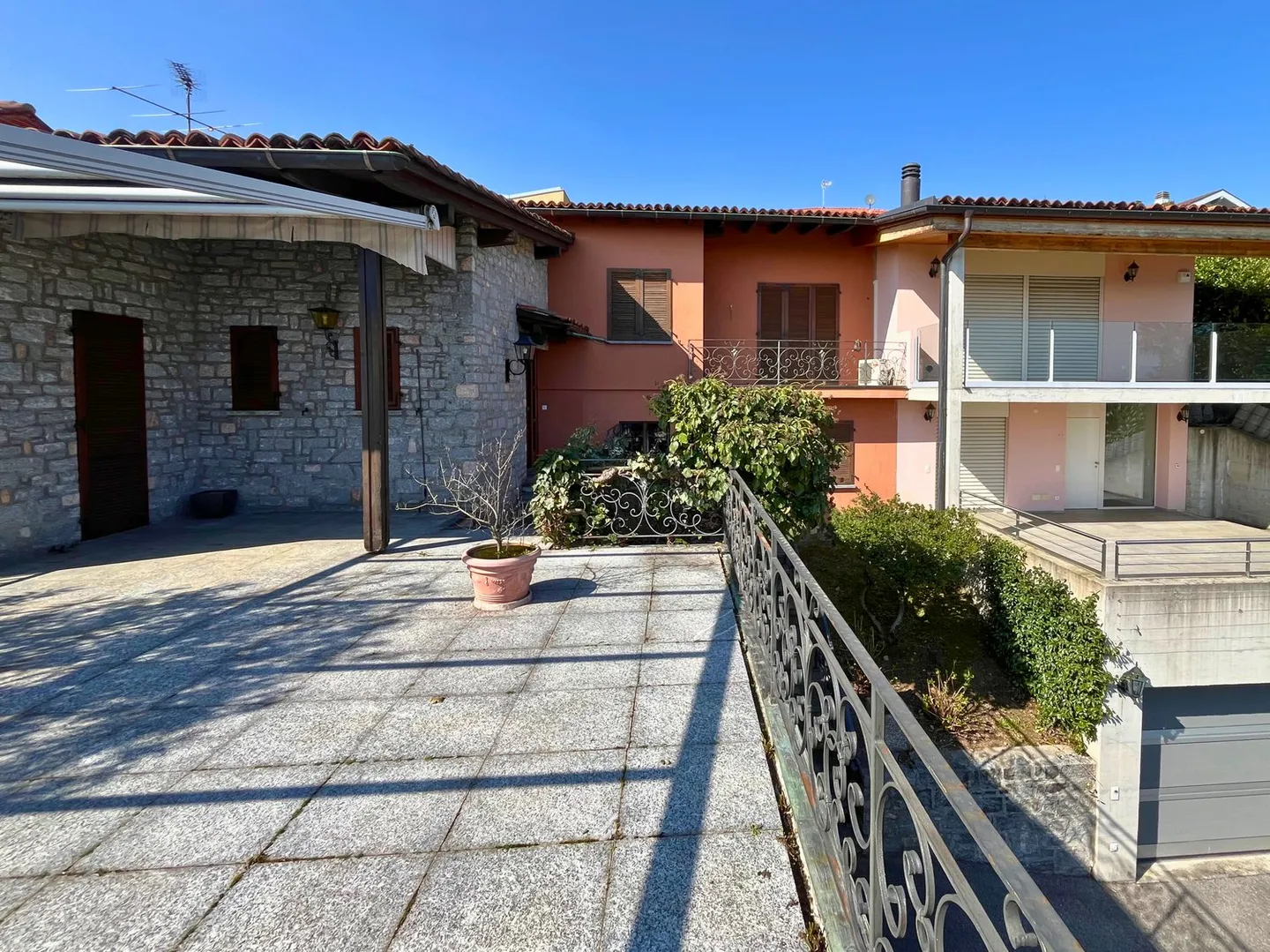 Prachtvolles Zweifamilienhaus mit Pool und freier Sicht – Besazio - Foto 15 von 18