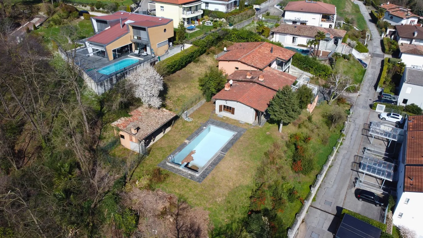 Prachtvolles Zweifamilienhaus mit Pool und freier Sicht – Besazio - Foto 4 von 18