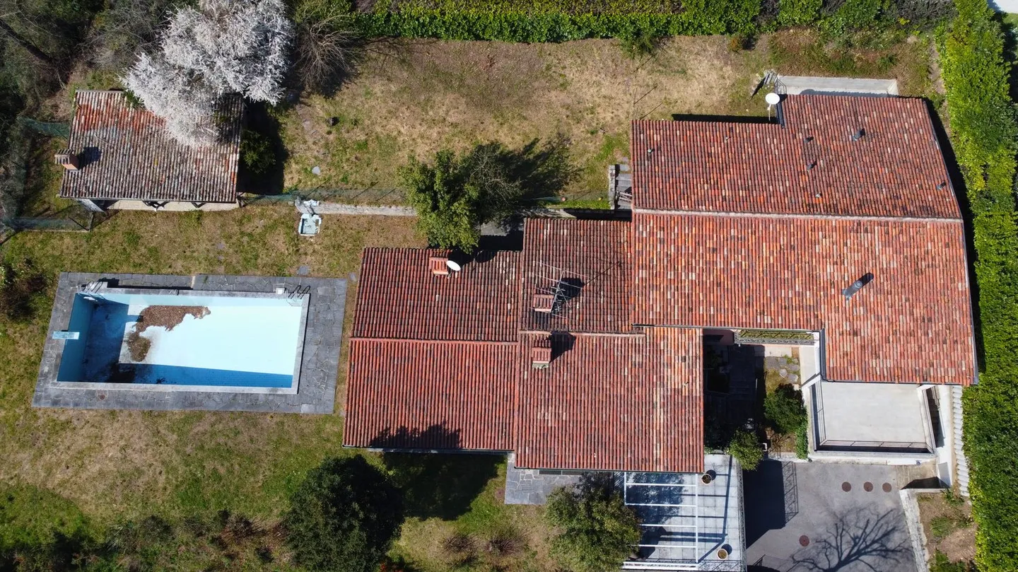 Prachtvolles Zweifamilienhaus mit Pool und freier Sicht – Besazio - Foto 5 von 18