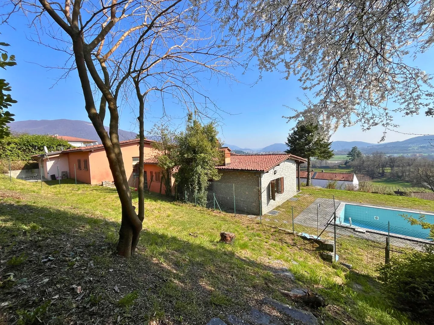 Prachtvolles Zweifamilienhaus mit Pool und freier Sicht – Besazio - Foto 6 von 18