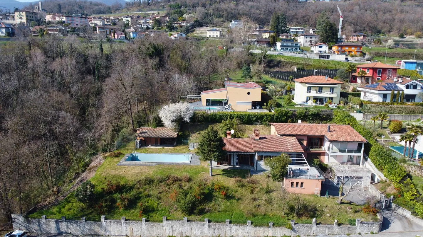 Prachtvolles Zweifamilienhaus mit Pool und freier Sicht – Besazio - Foto 7 von 18