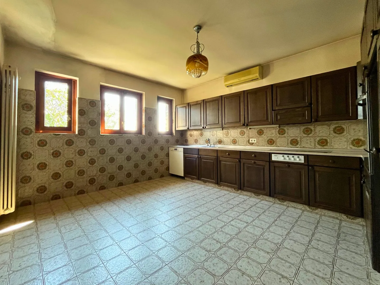 Prachtvolles Zweifamilienhaus mit Pool und freier Sicht – Besazio - Foto 8 von 18