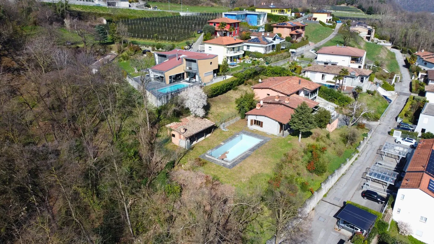 Prachtvolles Zweifamilienhaus mit Pool und freier Sicht – Besazio - Foto 18 von 18