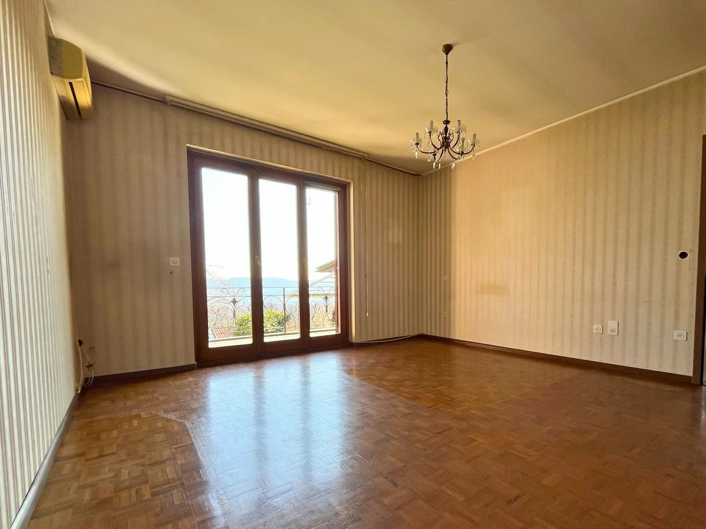 Prachtvolles Zweifamilienhaus mit Pool und freier Sicht – Besazio - Foto 16 von 18