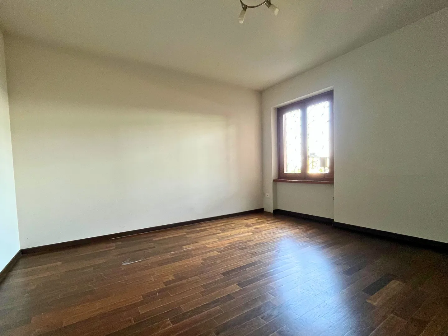 Prachtvolles Zweifamilienhaus mit Pool und freier Sicht – Besazio - Foto 17 von 18