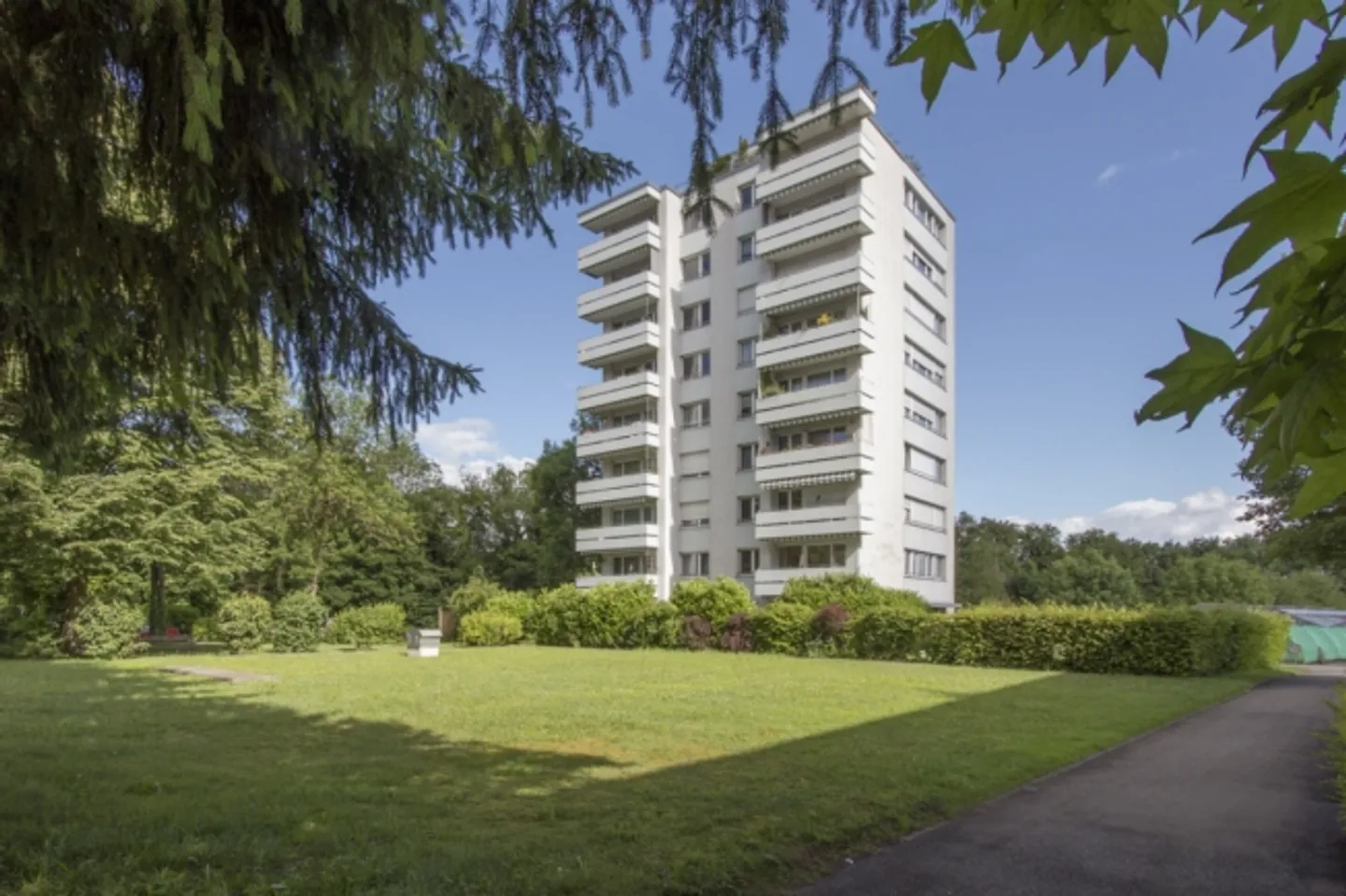 Aussenparkplatz in Arlesheim - Foto 2 von 2