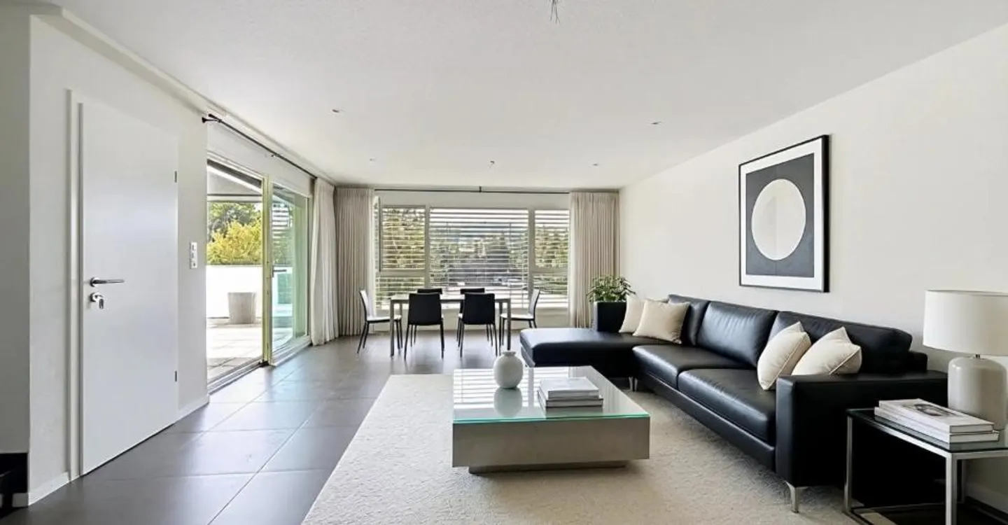 Spacious 5.5-room duplex, just steps from the lake - Photo 1 of 11