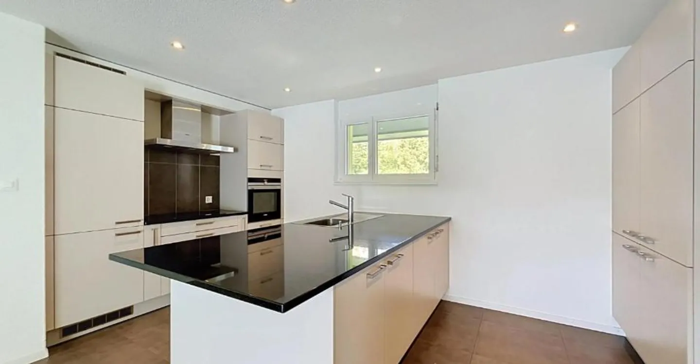 Spacious 5.5-room duplex, just steps from the lake - Photo 2 of 11