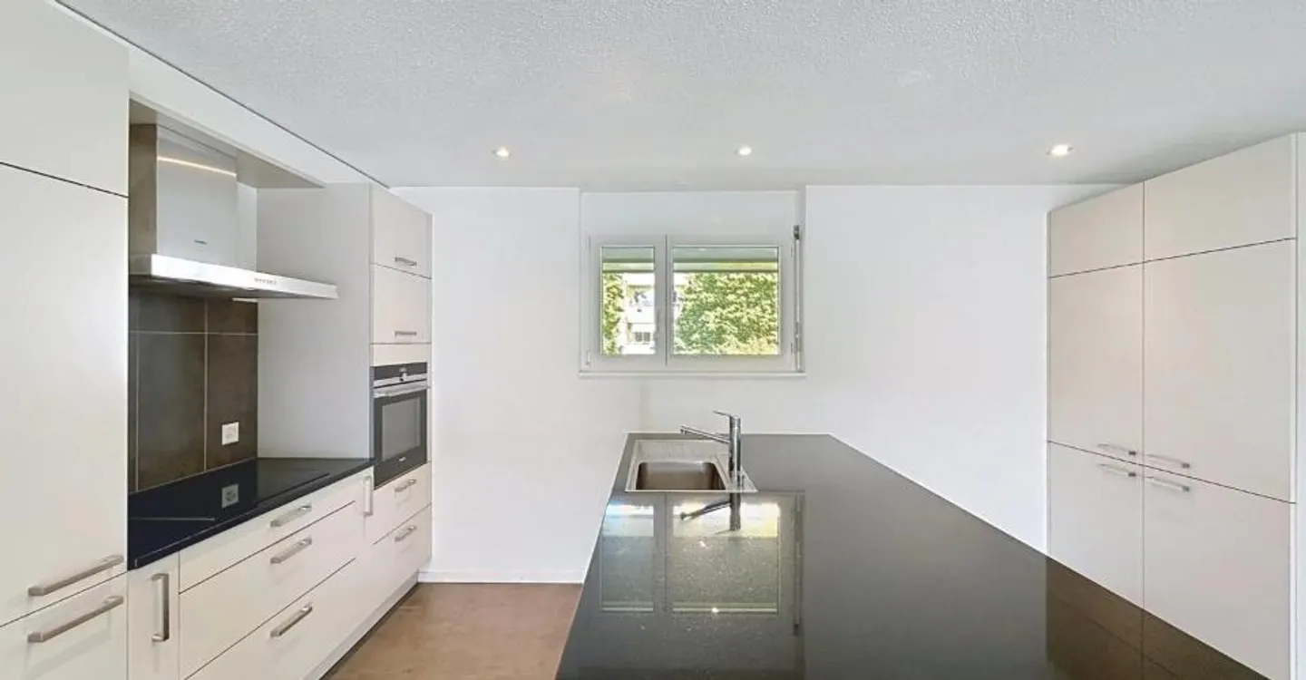 Spacious 5.5-room duplex, just steps from the lake - Photo 3 of 11