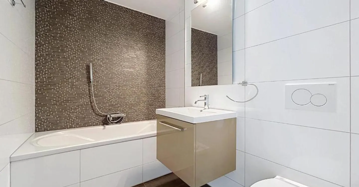 Spacious 5.5-room duplex, just steps from the lake - Photo 4 of 11
