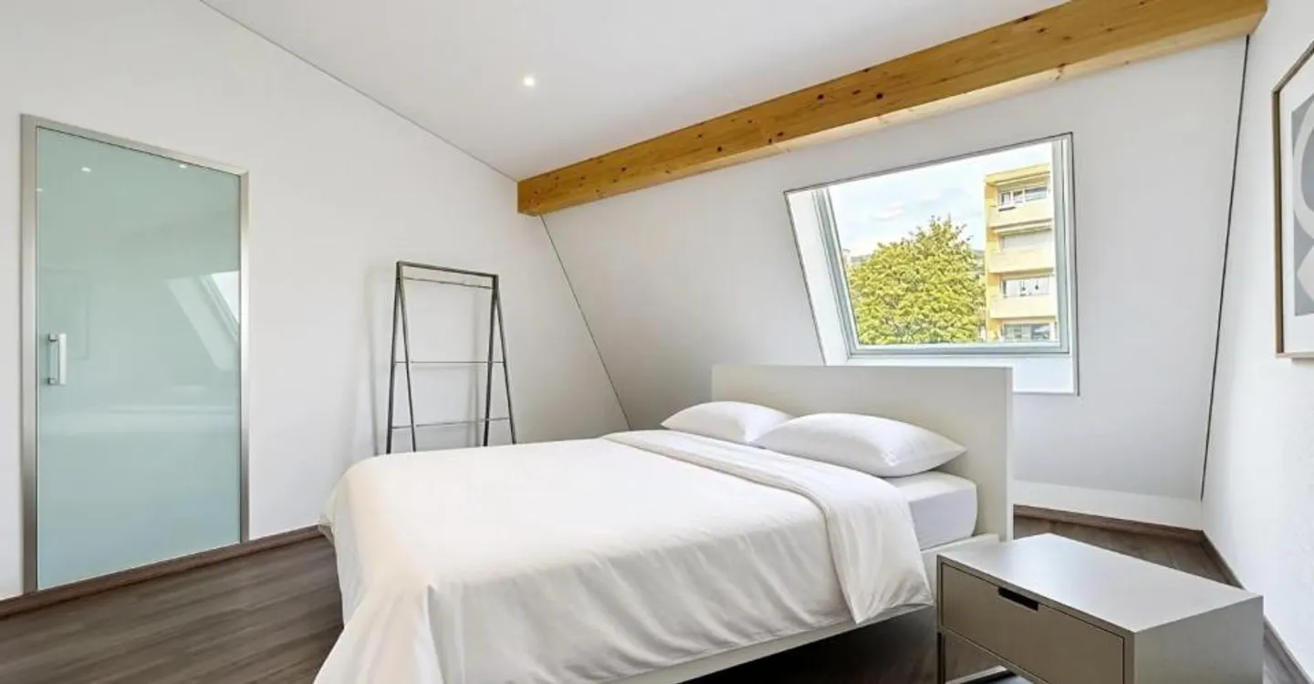 Spacious 5.5-room duplex, just steps from the lake - Photo 7 of 11