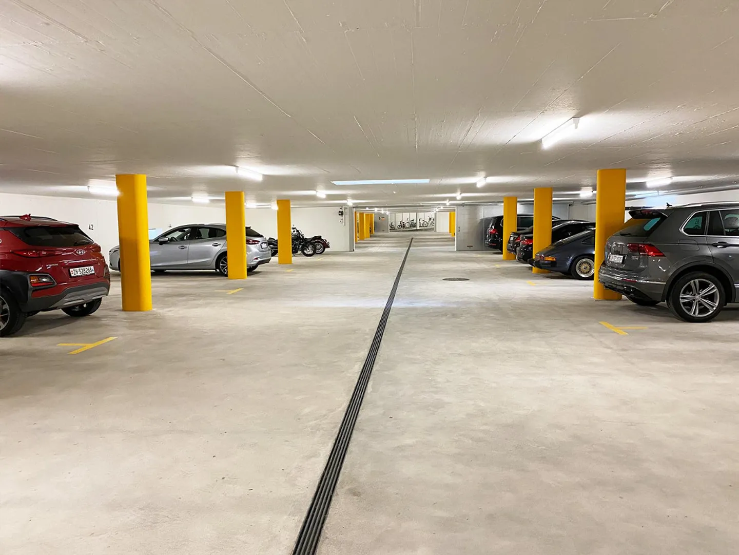 Posti auto senza o con stazione di ricarica nel garage sotterraneo - Foto 1 di 2