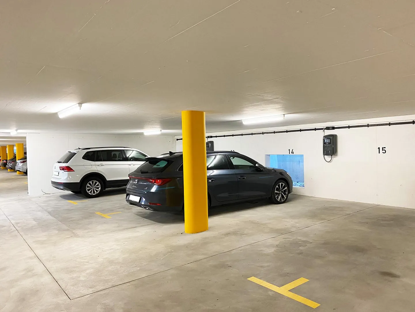 Posti auto senza o con stazione di ricarica nel garage sotterraneo - Foto 2 di 2