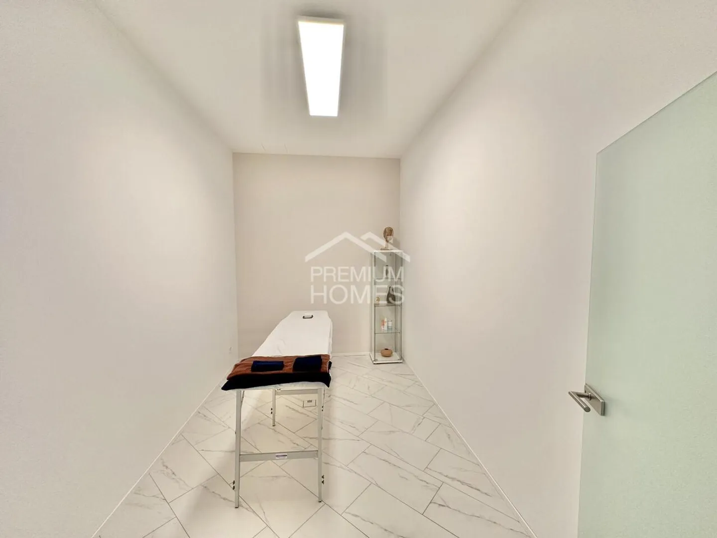 Salon Moderne en Emplacement Central - Photo 5 sur 6