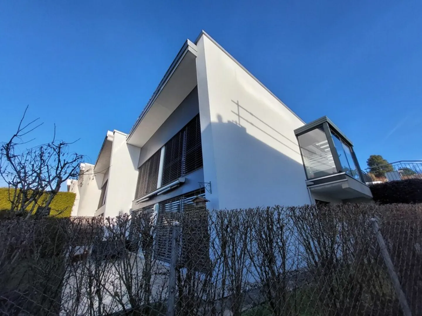 Stunning contemporary villa with a large bay window - Photo 2 of 14