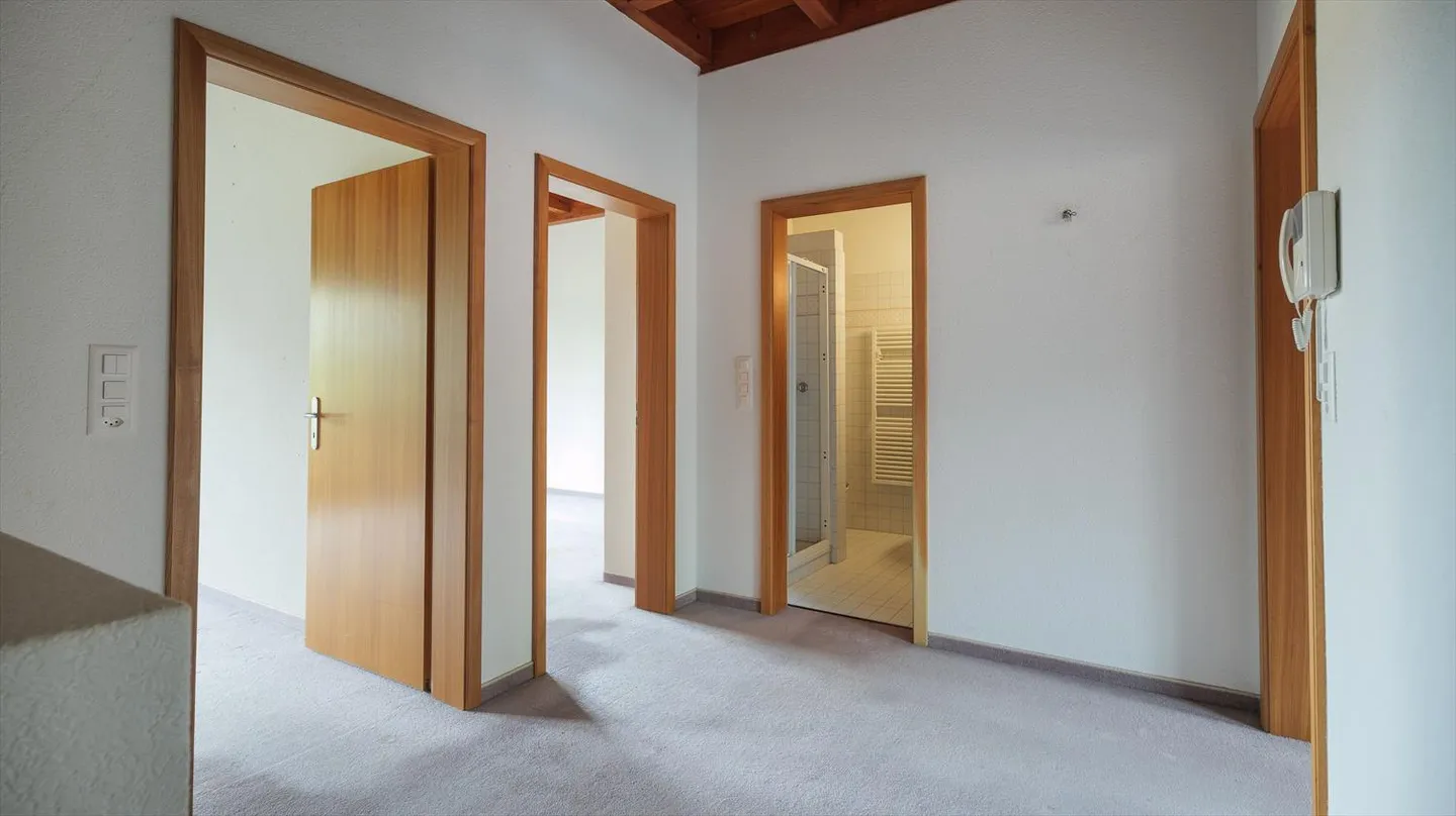 Spaziosa casa a schiera di 5,5 stanze in una posizione adatta alle famiglie a Wohlen - Foto 6 di 9
