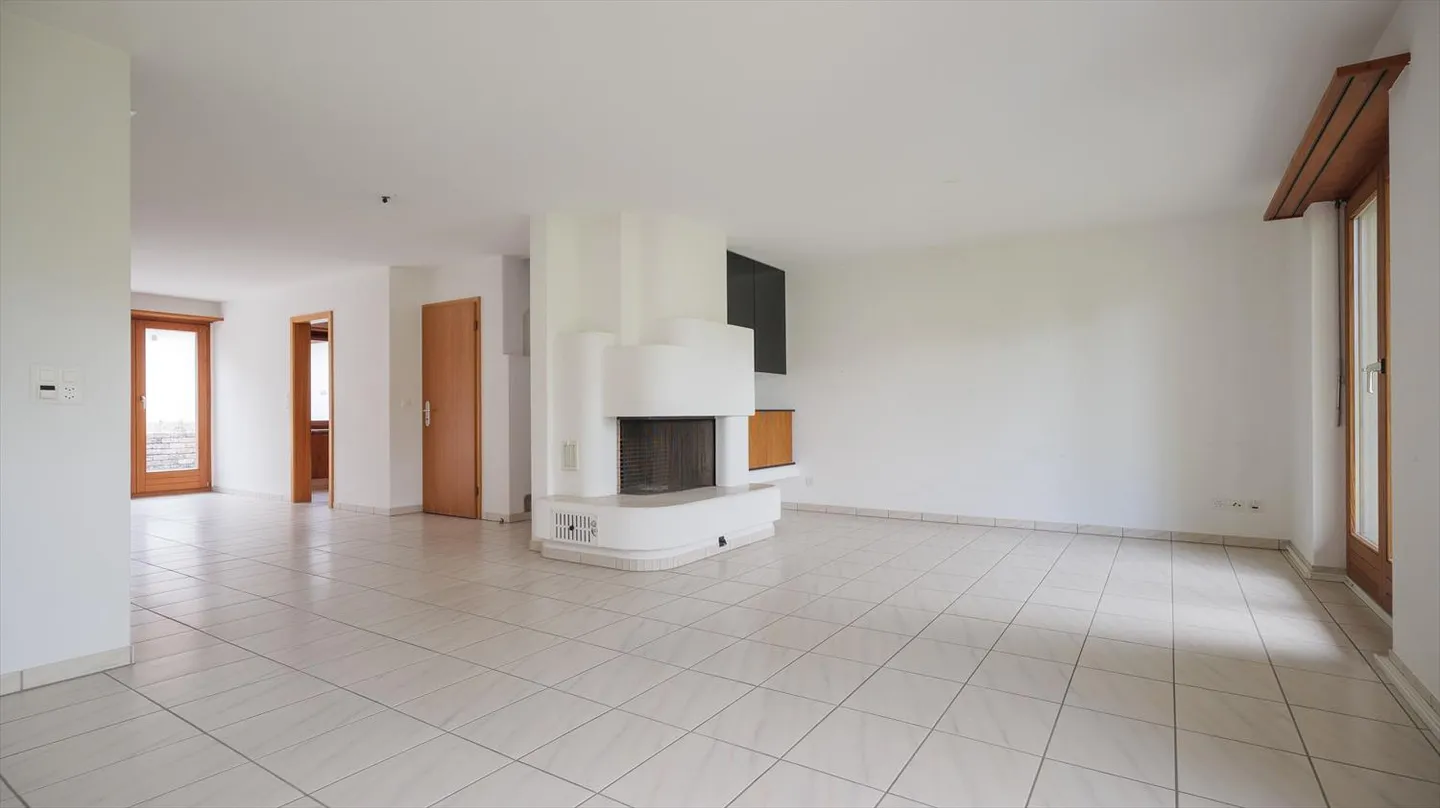 Spaziosa casa a schiera di 5,5 stanze in una posizione adatta alle famiglie a Wohlen - Foto 2 di 9