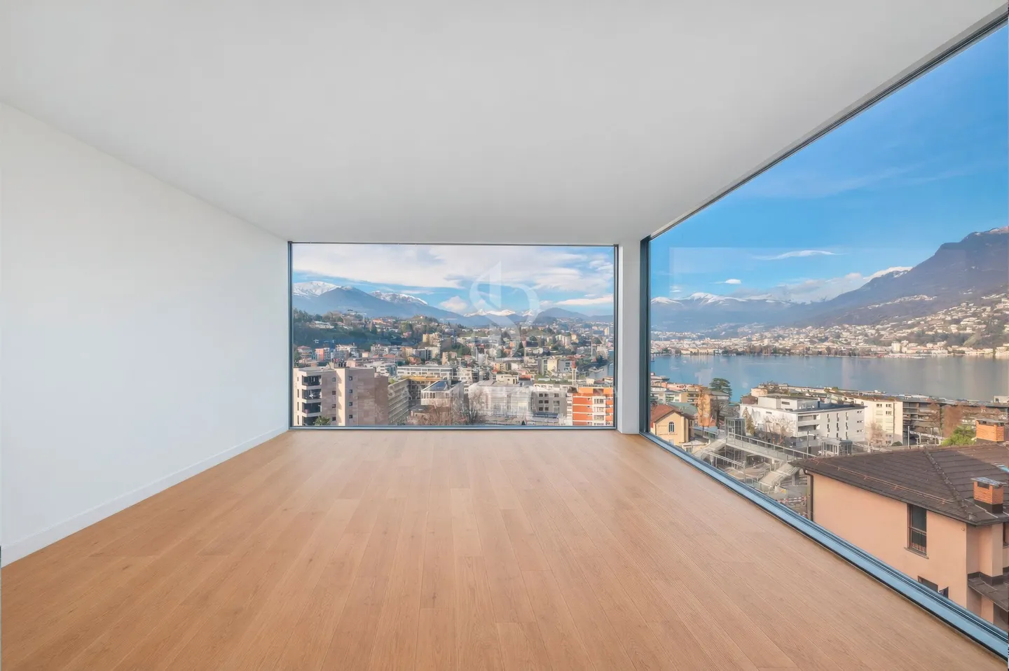 Penthouse mit Blick auf den See und die Stadt - Foto 1 von 13