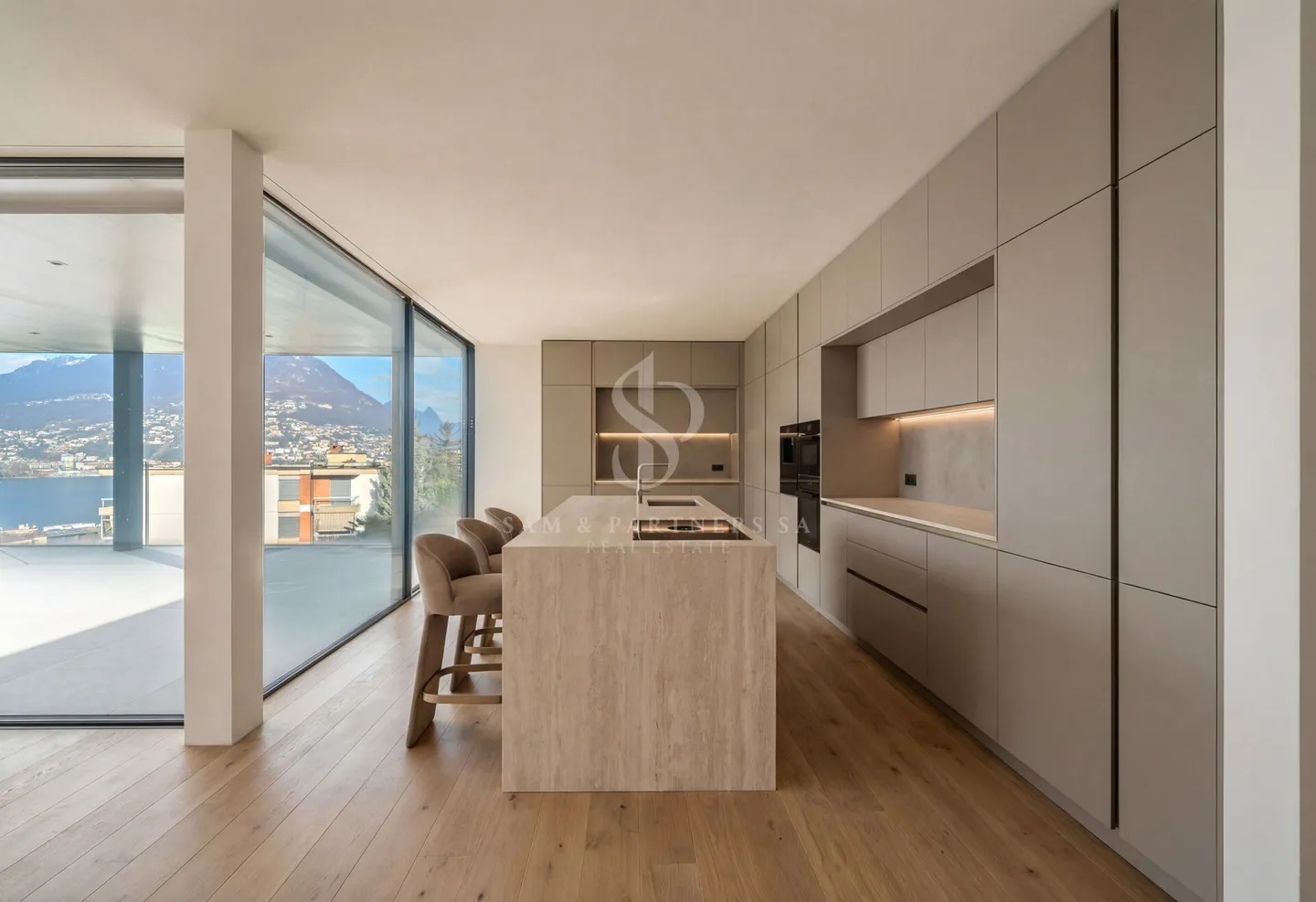 Penthouse mit Blick auf den See und die Stadt - Foto 3 von 13