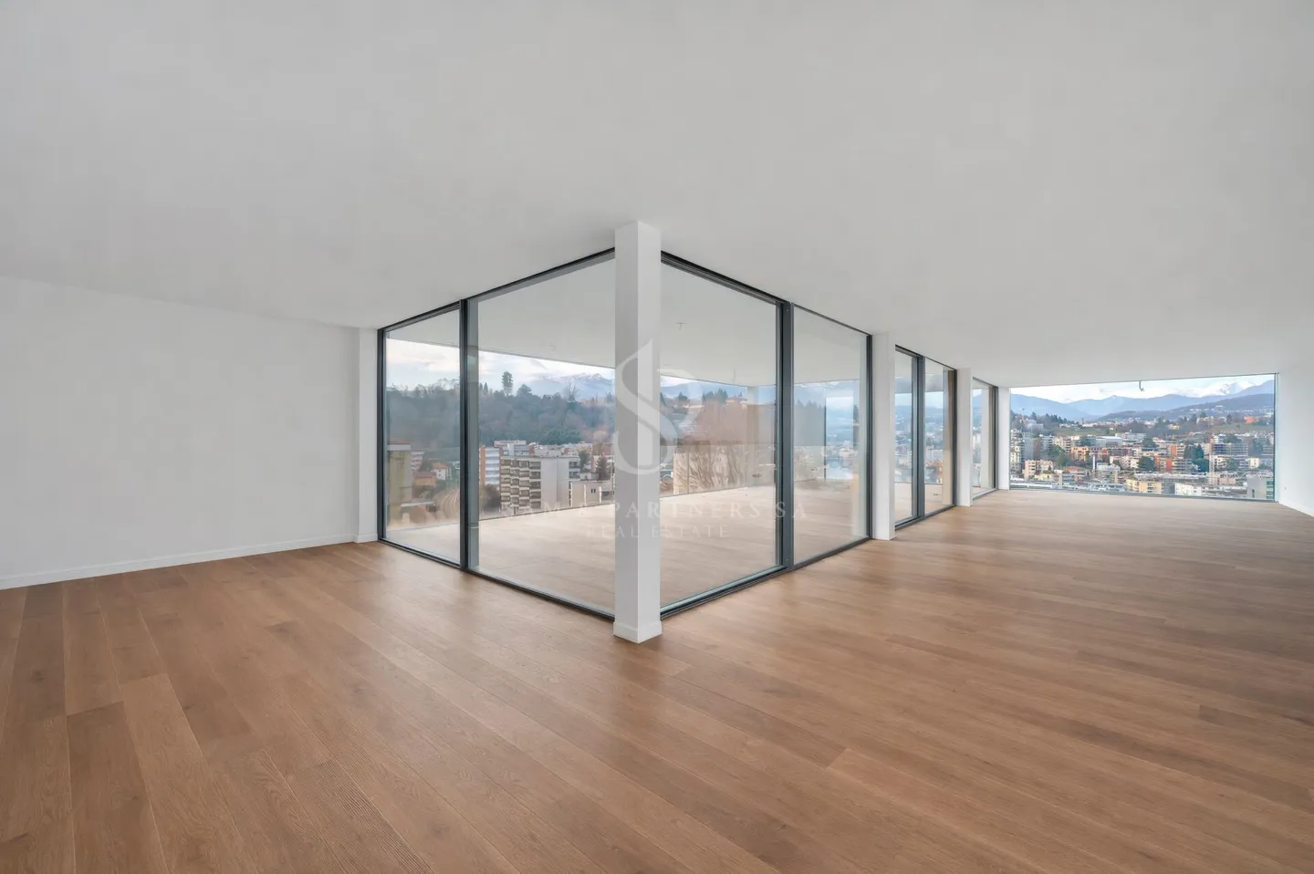 Penthouse mit Blick auf den See und die Stadt - Foto 10 von 13