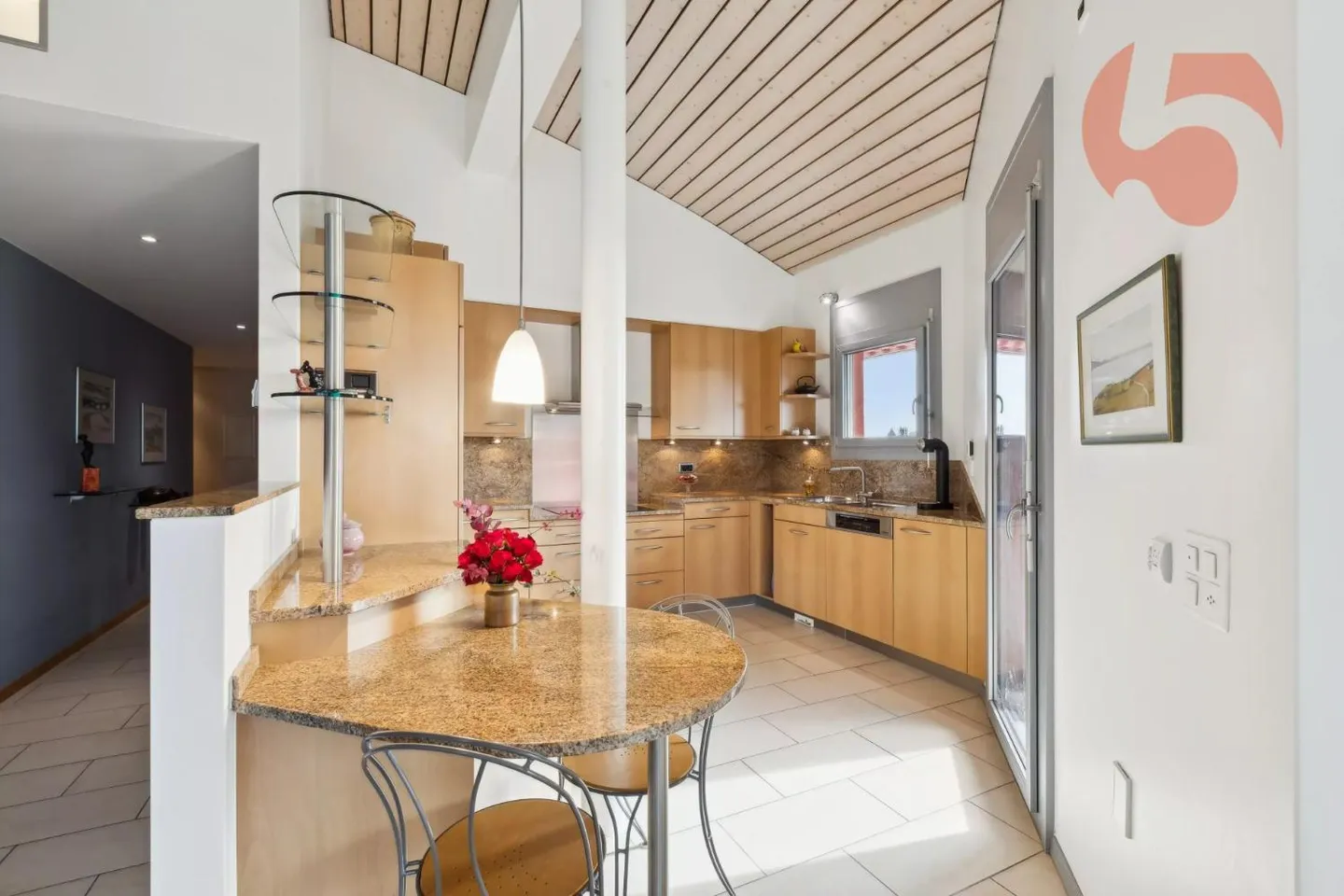 Extraordinary penthouse apartment with 6.5 rooms and high-quality furnishings - Photo 5 of 13