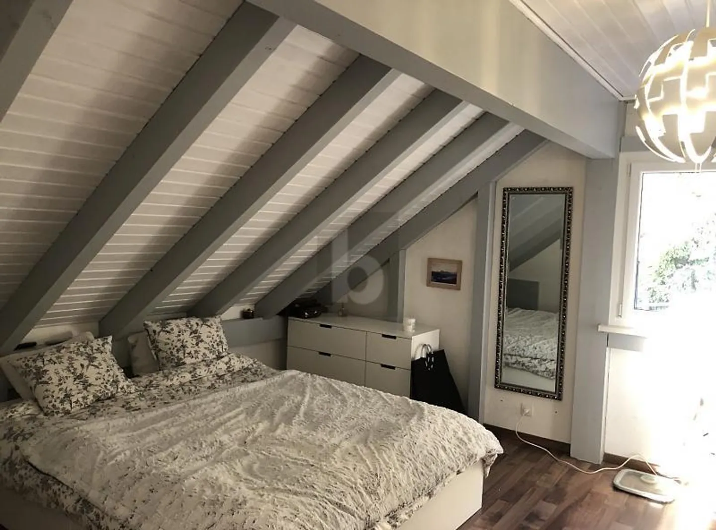 RARE BALANCE ZWISCHEN ELEGANZ UND UNABHÄNGIGKEIT - Foto 3 von 6