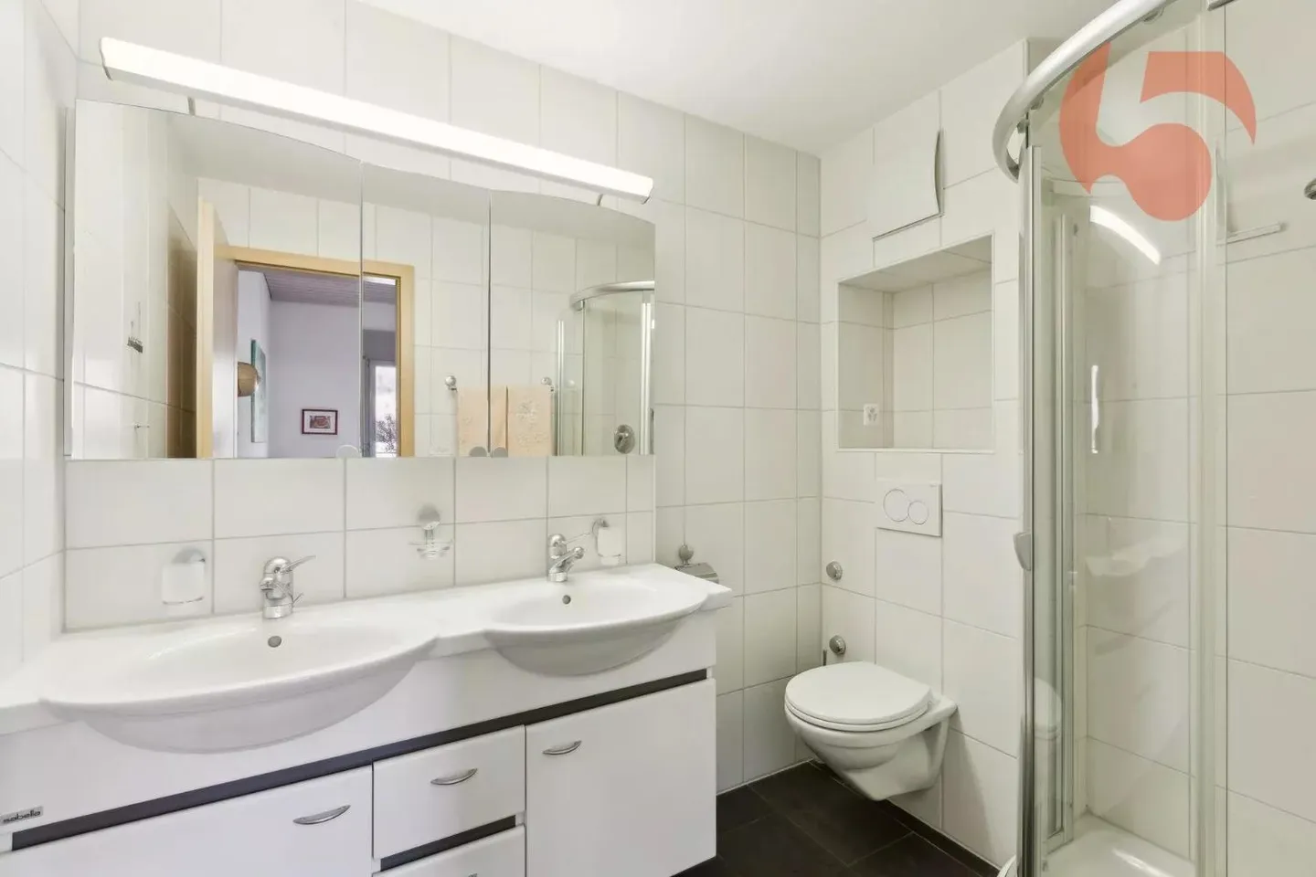 Extraordinary penthouse apartment with 6.5 rooms and high-quality furnishings - Photo 13 of 13