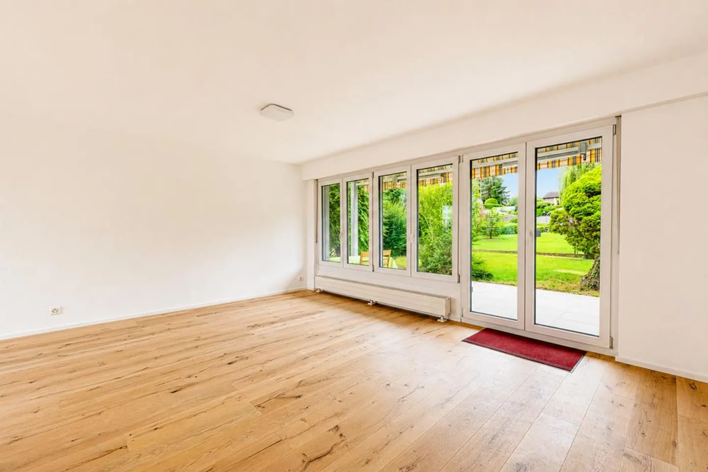 Casa unifamiliare completamente ristrutturata con idillio da giardino e vicinanza ai laghi - Foto 5 di 8