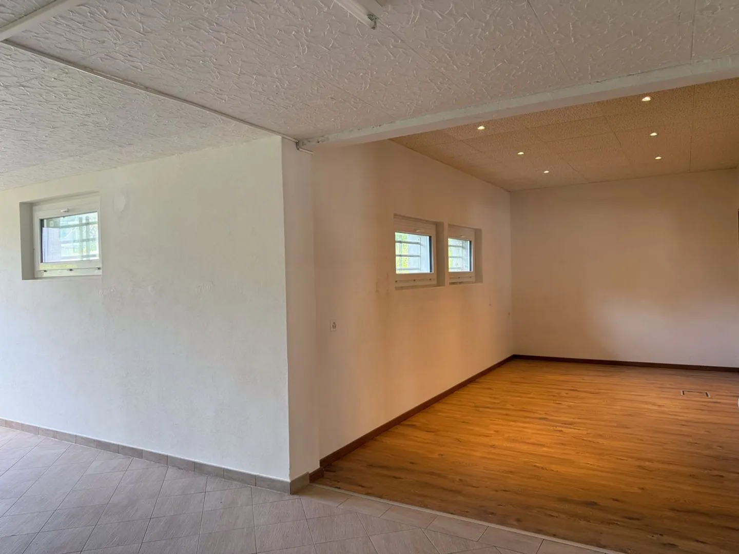 Spazio commerciale versatile di 122m2 con seminterrato e parcheggi - Foto 6 di 13