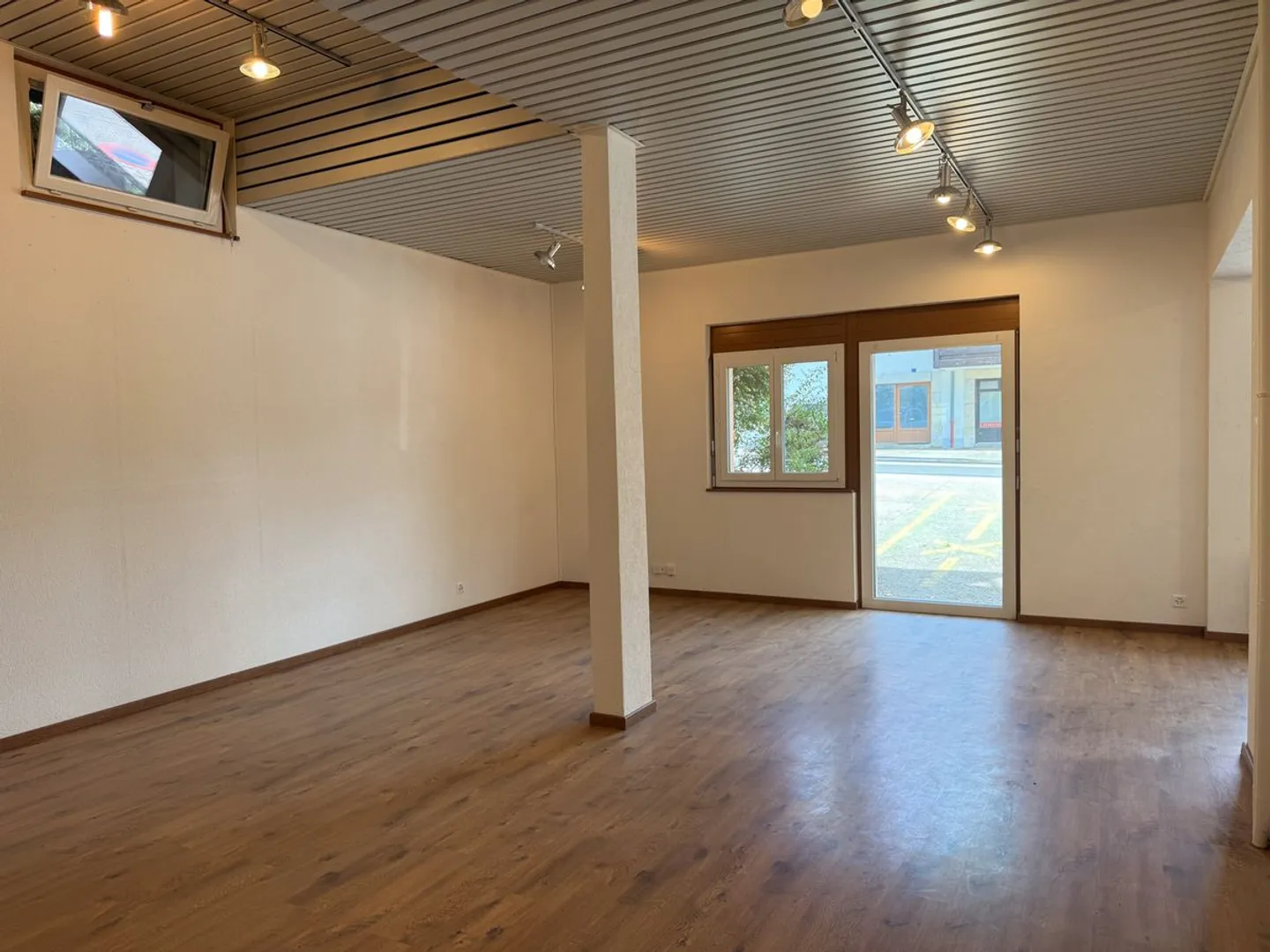 Spazio commerciale versatile di 122m2 con seminterrato e parcheggi - Foto 2 di 13