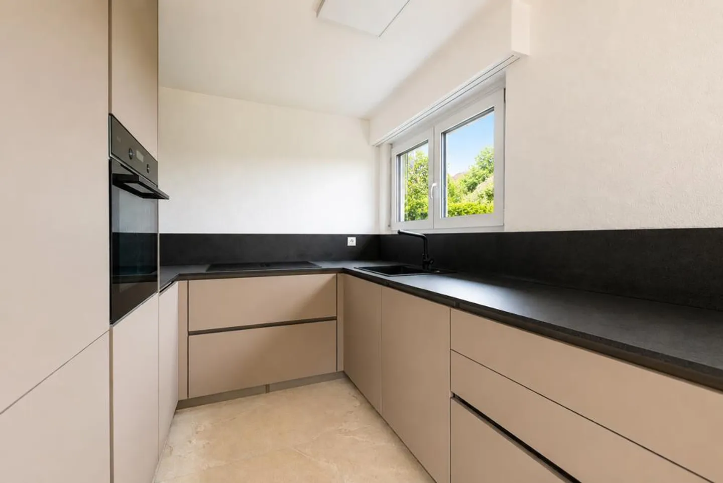 Casa unifamiliare completamente ristrutturata con idillio da giardino e vicinanza ai laghi - Foto 6 di 8