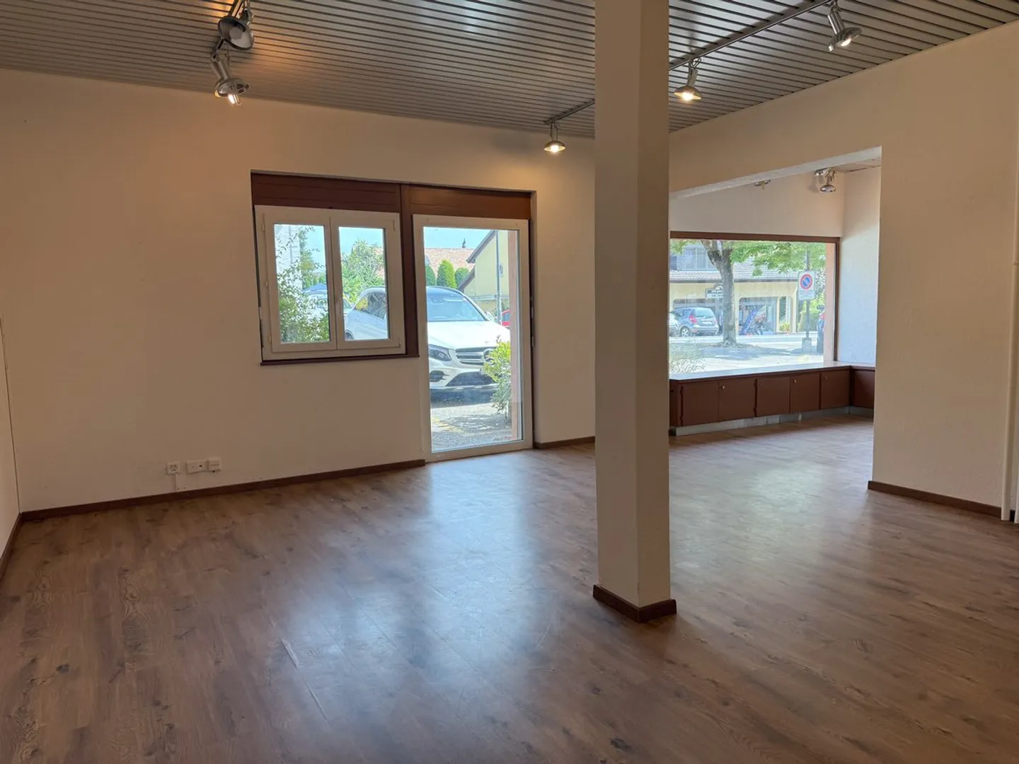 Spazio commerciale versatile di 122m2 con seminterrato e parcheggi - Foto 4 di 13