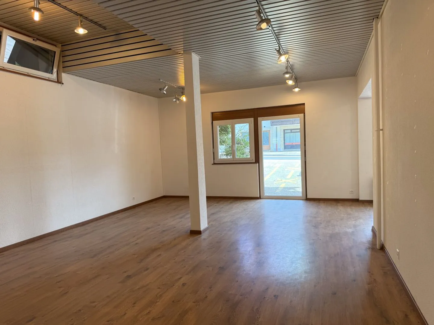 Spazio commerciale versatile di 122m2 con seminterrato e parcheggi - Foto 11 di 13