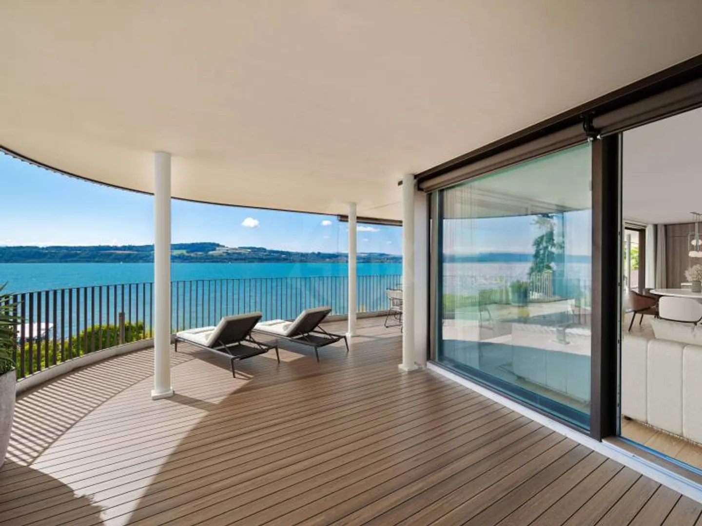 Dernier étage, face au lac ! - Photo 1 sur 8