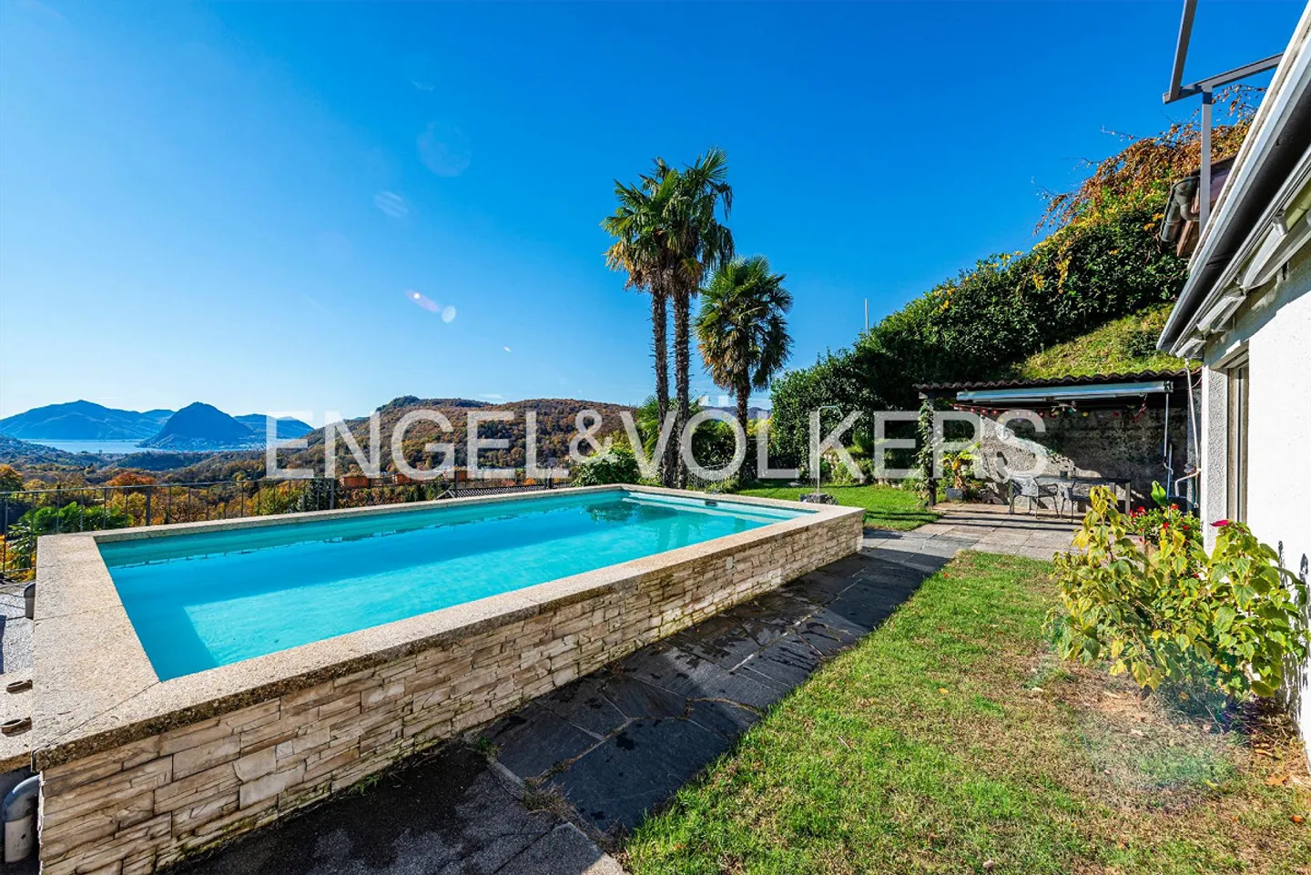 Großräumige Villa im Grünen mit viel Potential - Foto 1 von 13