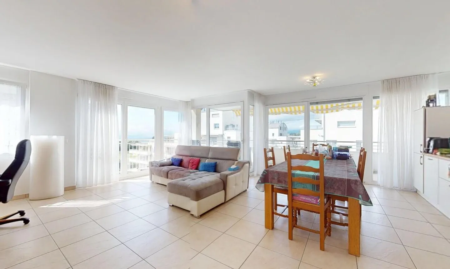 Helles Apartment mit großem Balkon und Seeblick an den Toren von Morges - Foto 3 von 13