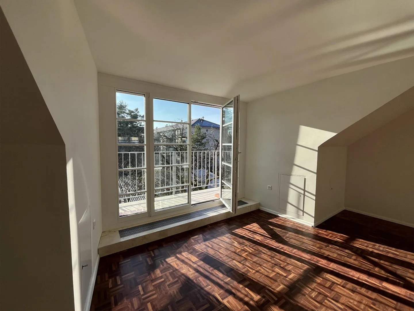 Spacious, stylishly renovated 4.5-room apartment with fireplace - Photo 1 of 18