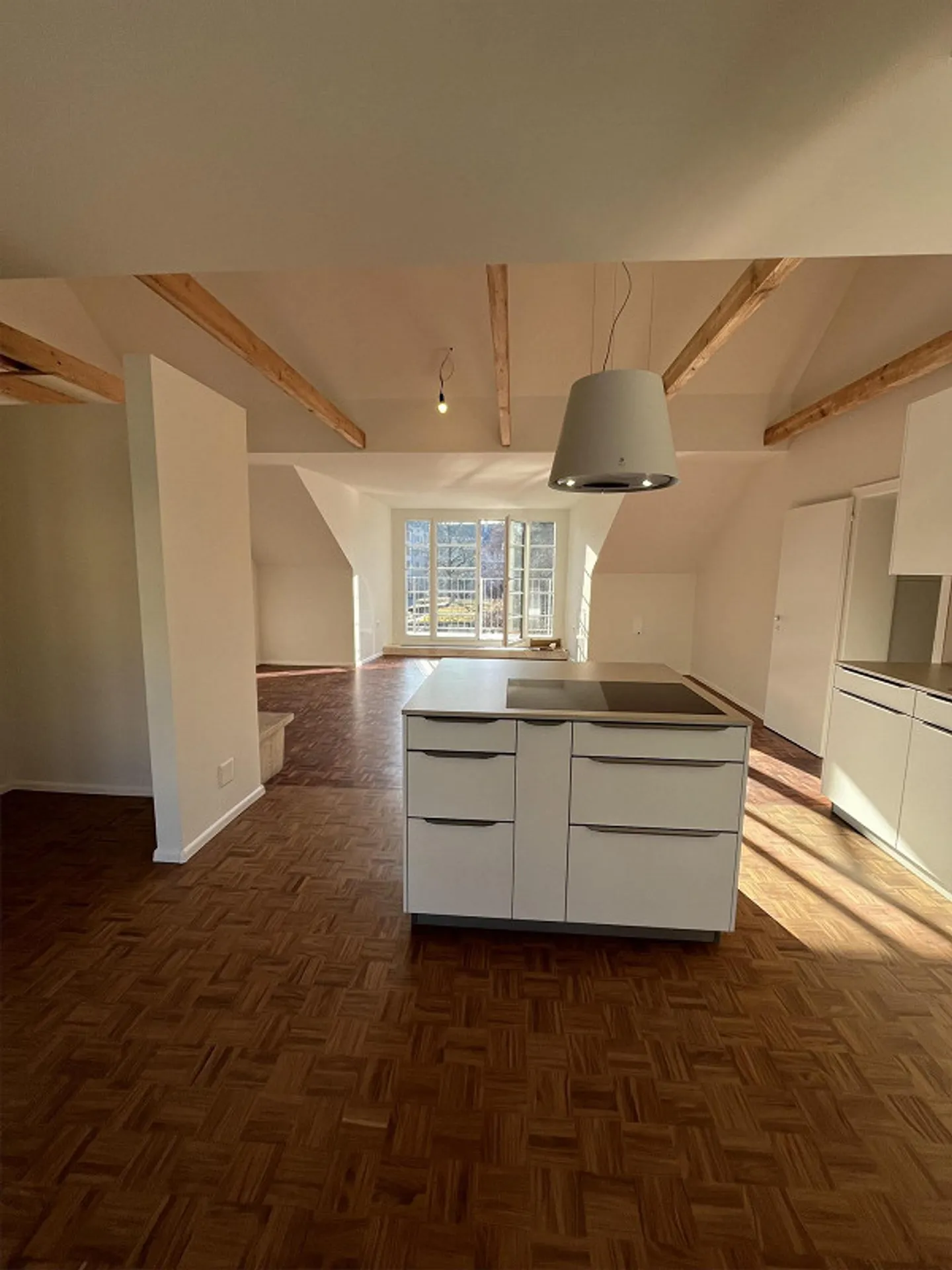 Spacious, stylishly renovated 4.5-room apartment with fireplace - Photo 2 of 18