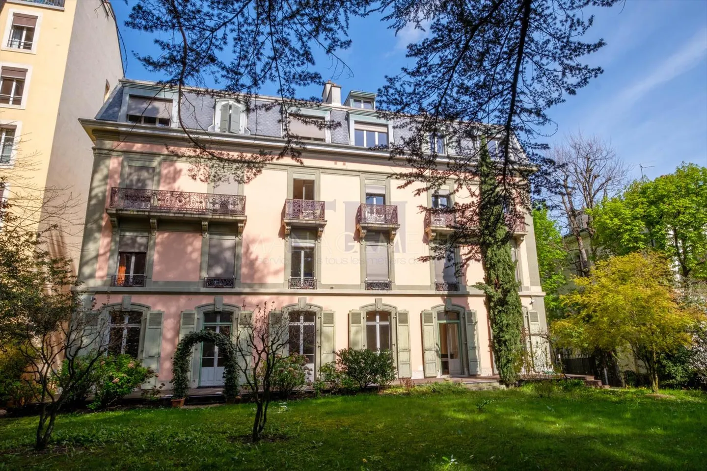 Bd des Tranchées, 9 stanze, circa 310m2 al piano giardino - Foto 2 di 13