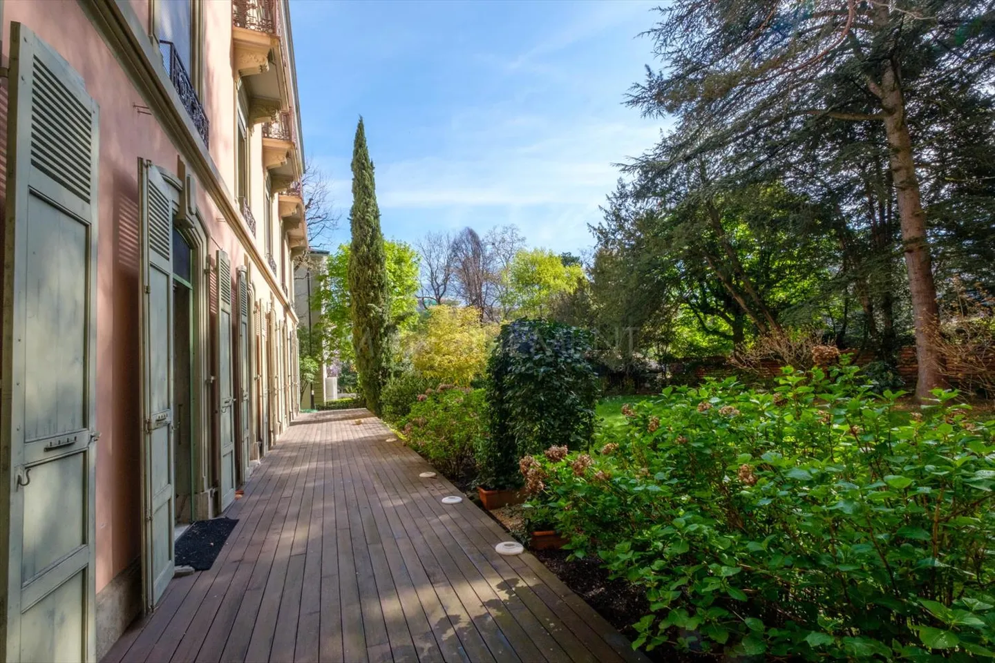 Bd des Tranchées, 9 stanze, circa 310m2 al piano giardino - Foto 3 di 13