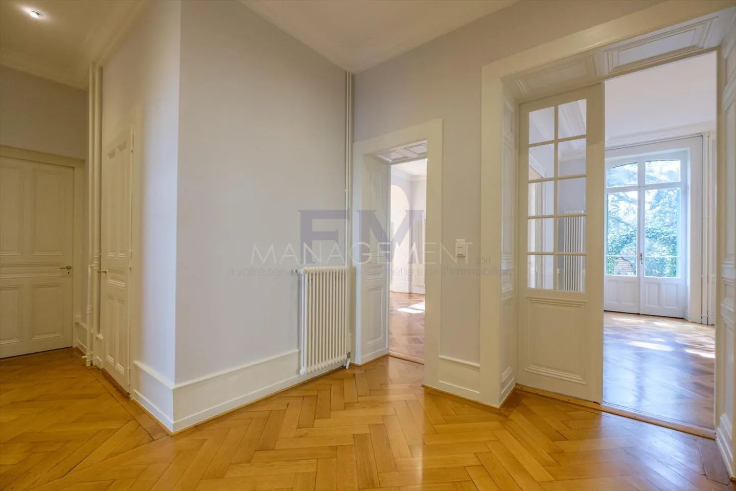 Bd des Tranchées, 9 stanze, circa 310m2 al piano giardino - Foto 8 di 13