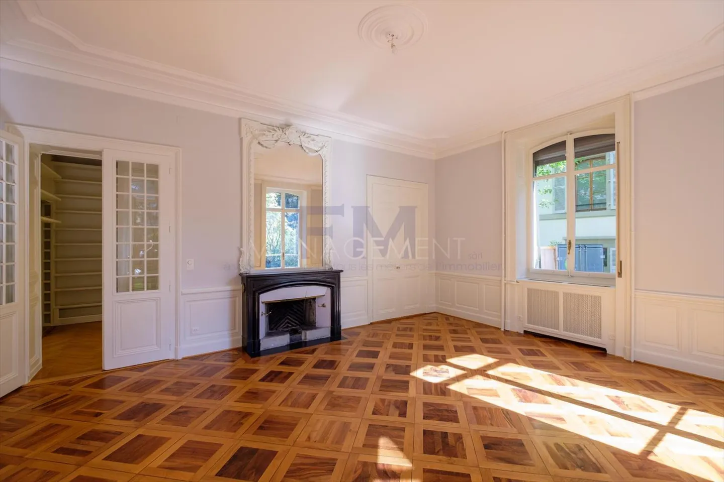 Bd des Tranchées, 9 stanze, circa 310m2 al piano giardino - Foto 10 di 13