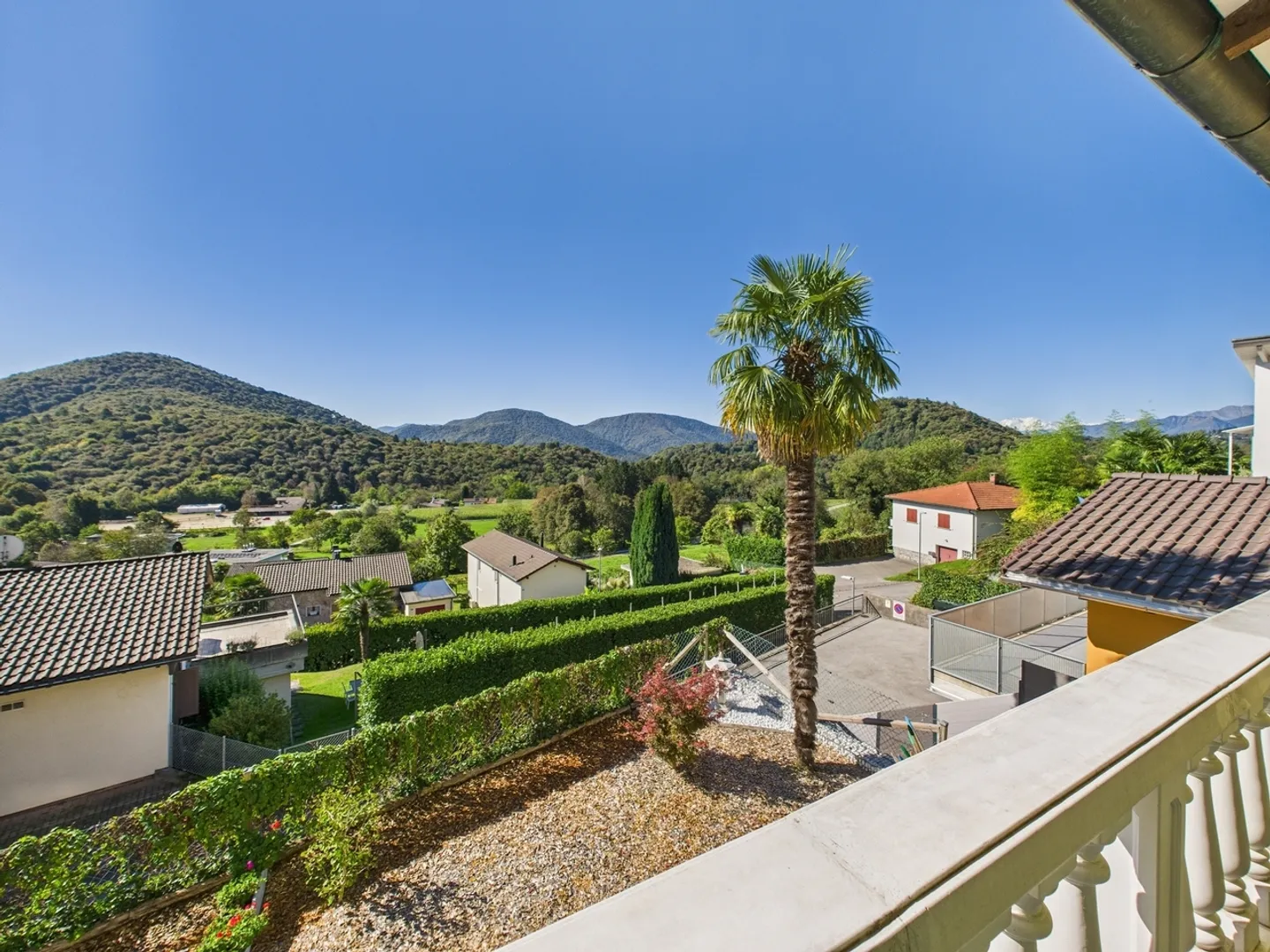 Quiet and idyllic living, with mountain and lake views of Lake Lugano - Photo 11 of 13