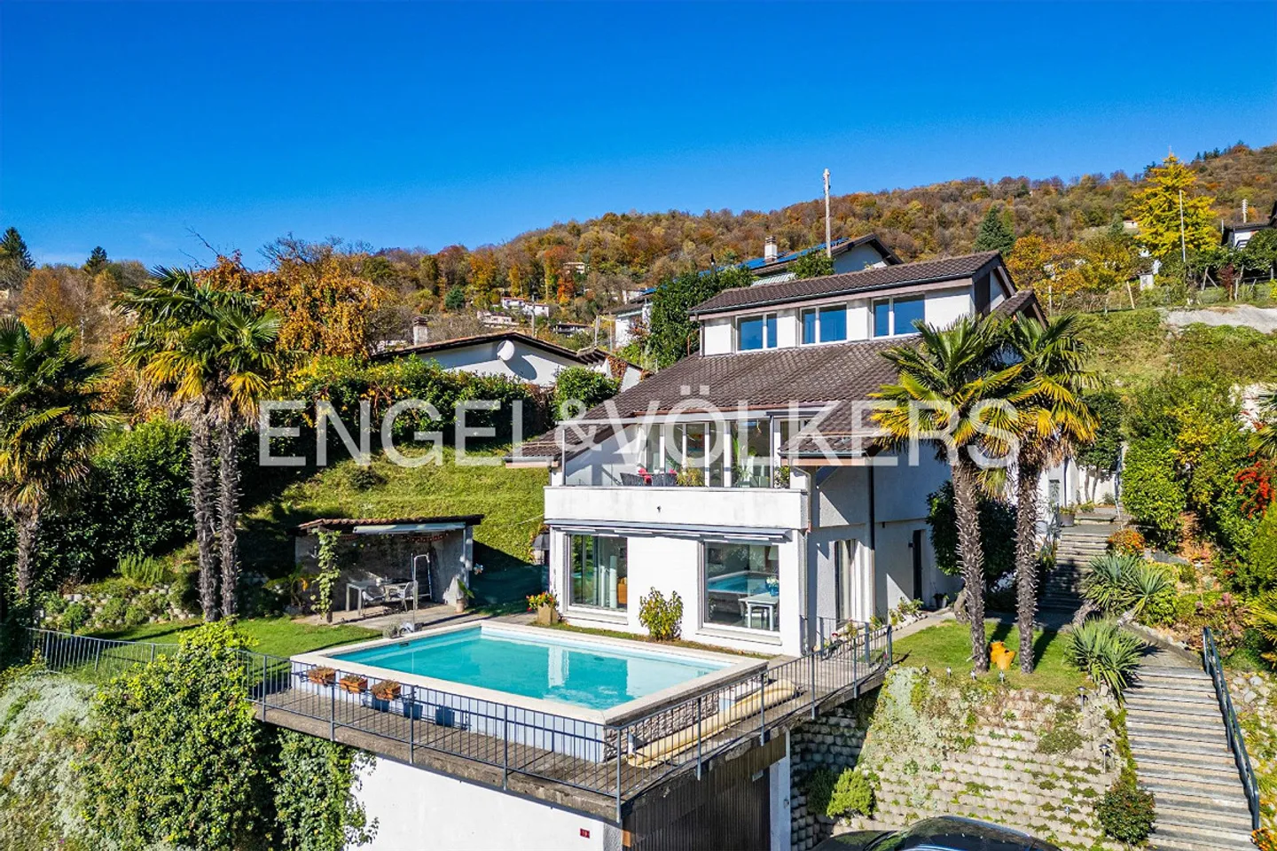 Großräumige Villa im Grünen mit viel Potential - Foto 2 von 13