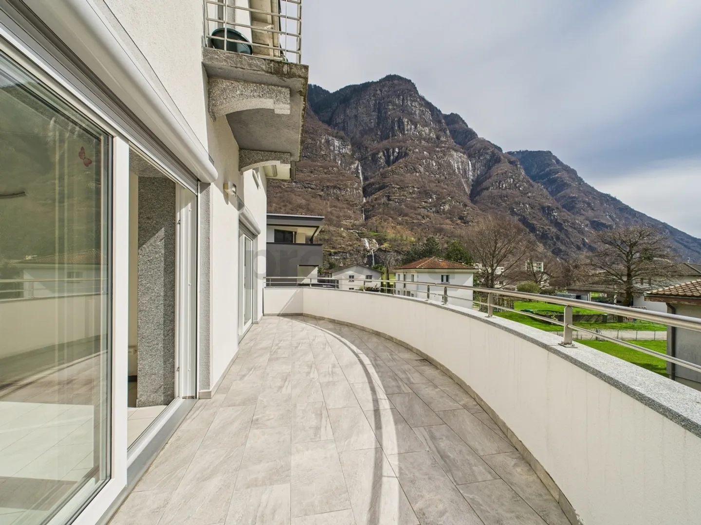 Elegantes Mehrfamilienhaus mit 8,5 Zimmern, drei Wohnungen und Garten in Biasca - Foto 10 von 13
